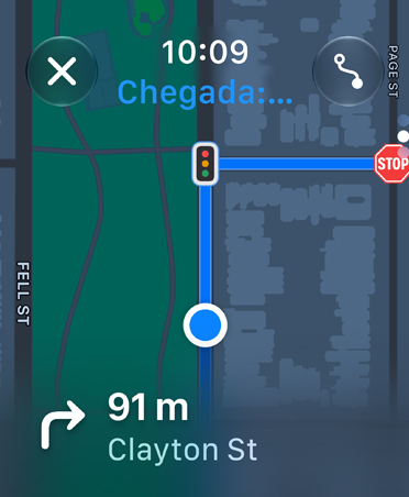 No app Mapas, instruções de navegação aparecem na parte inferior da tela