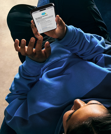 Uma pessoa checa os detalhes de um possível alerta de apneia do sono no iPhone
