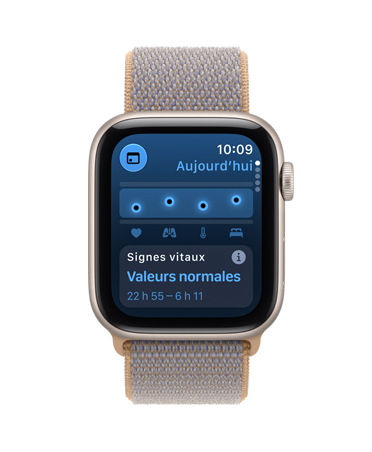Apple Watch S E 3, boîtier en aluminium, couleur comète, écran affichant le suivi de la santé (signes vitaux), côté droit, couronne Digital Crown, bracelet sport à rabat, couleur bleu chambray (bleu-gris pâle)