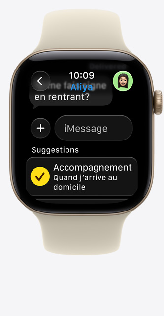 Apple Watch Series 12, boîtier en aluminium, couleur or clair, suggestion de la fonctionnalité d’Accompagnement dans iMessage, bracelet sport, couleur sable (brun pâle)