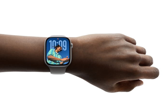 Inimene kannab Apple Watch Series 11 kella, millel on näha Photos ekraan