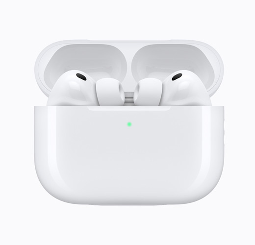 AirPods Pro 3 i ett öppet vitt laddningsetui