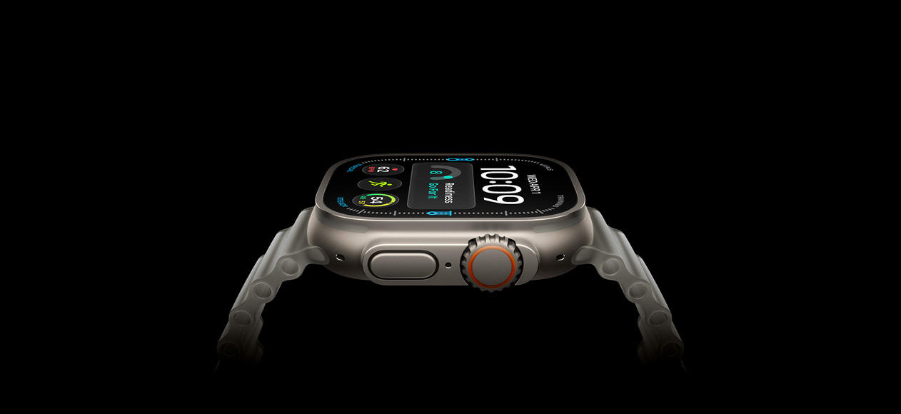 Apple Watch Ultra 4, titaanikuori, värinä luonnonvaalea, näkymä oikeasta sivusta, Digital Crown, korotettu sivupainike, digitaalinen kellotaulu, läpikuultava harmaa Ocean-ranneke