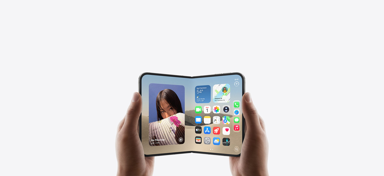 iPhone Duo, två händer håller enheten i liggande läge, uppfälld, på den inre skärmen visas hemskärmen