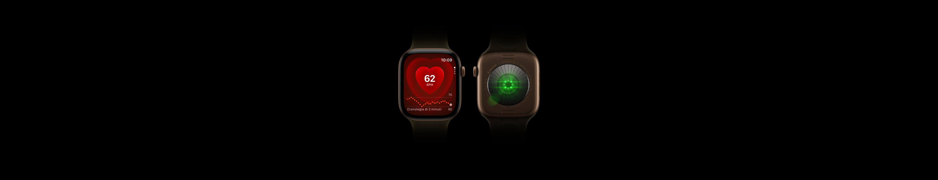 Due Apple Watch Series 12, cassa in alluminio color bronzo scuro, cinturino Sport oliva, uno mostra la parte frontale con l’app Battito, l’altro il retro dell’orologio con il Sistema di rilevamento della salute e i LED verdi illuminati