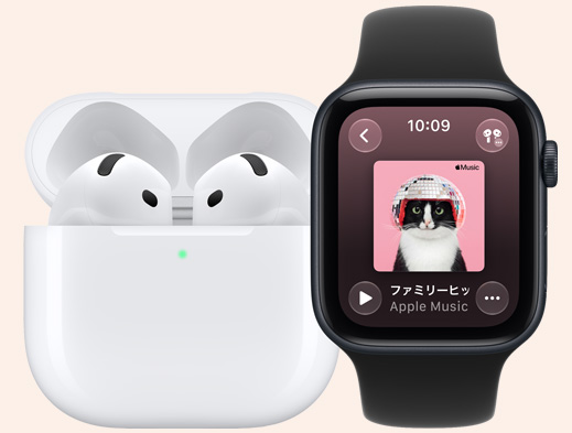 蓋の開いたMagSafe充電ケースに収納されたAirPods。丸みを帯びた四隅、グリーンの充電インジケータランプが点灯している。ミッドナイトアルミニウムケースのApple Watch SE 3。Apple Musicアプリとプレイリストのカバーアートが表示されている。ブラックのスポーツバンド