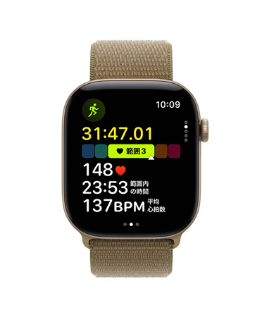 ライトゴールドアルミニウムケースのApple Watch Series 12。屋外ランニングワークアウトが開かれ、心拍数範囲3と示されている。オリーブスポーツループバンド（ブラウンがかった緑色）が付いている
