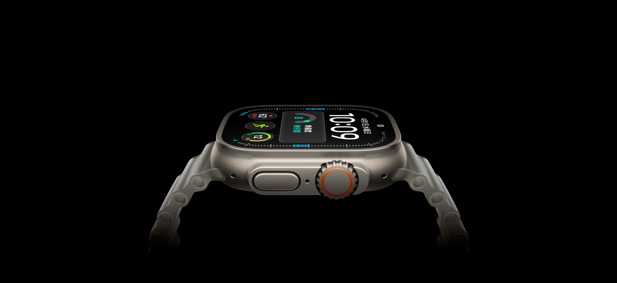 ナチュラルチタニウムケースのApple Watch Ultra 4。右側面の外観、Digital Crown、少し突き出たサイドボタン、デジタル文字盤、半透明のグレイのオーシャンバンド