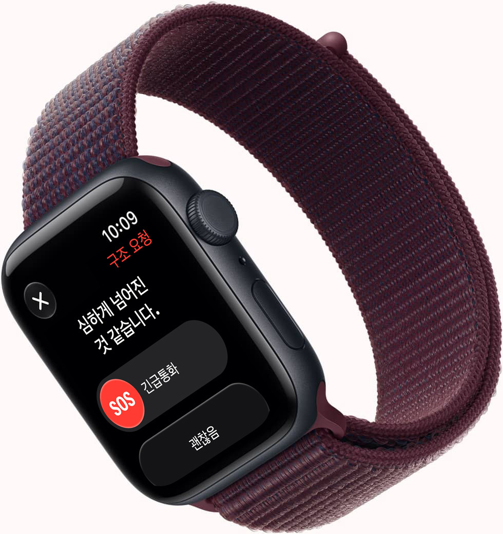 Apple Watch SE 3, 미드나이트 색상 알루미늄 케이스 및  SOS 넘어짐 감지 알림, 긴급통화 버튼이 화면에 표시되고 오른쪽 옆면 외관에 Digital Crown, 마이크, 측면 버튼이 보이는 모습. 버건디 색상 스포츠 루프 밴드의 모습