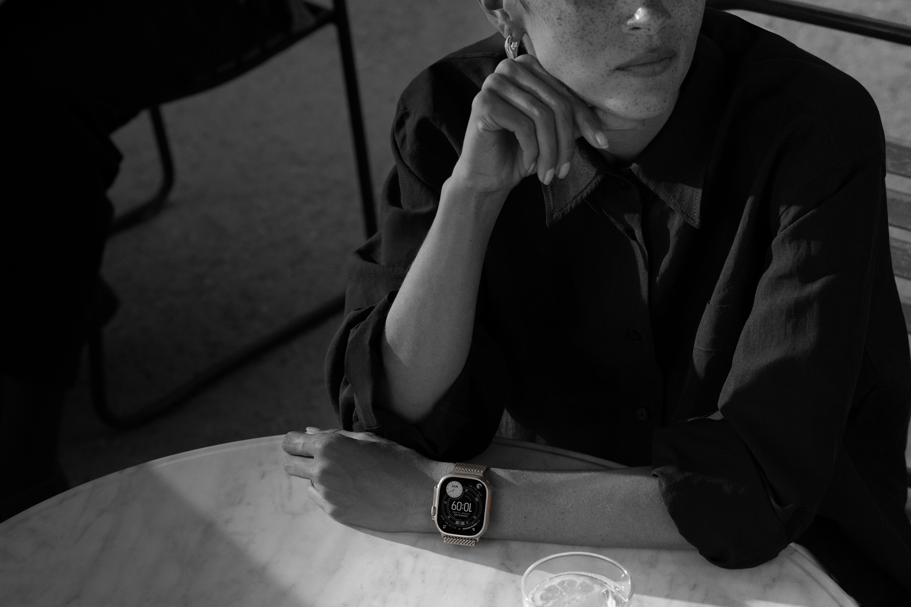 Žmogus su „Apple Watch Ultra 3“ einant vakarienės
