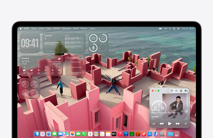 Deniz kenarındaki bir teras katının yer aldığı masaüstü arka planı ve Müzik, Takvim, Hava Durumu ve Anımsatıcılar gibi çeşitli araç takımlarıyla kişiselleştirilmiş MacBook Neo ekranı