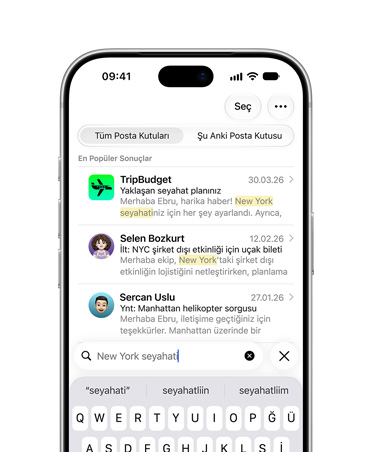 iPhone 18 Pro, Gümüş rengi, ön ekranda New York gezisi ifadesinin aranması sonucu çıkarılan mailler gösteriliyor