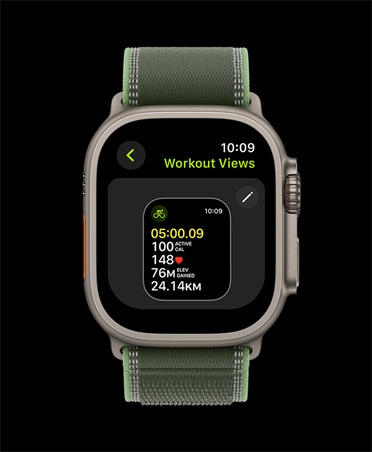 Apple Watch Ultra 3 у титановому корпусі натурального кольору, екран редагування подання тренувань, браслет Trail кольору «зелений/неон»