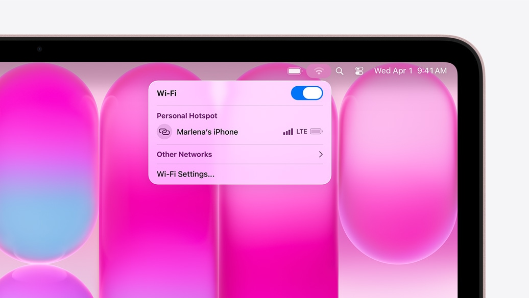 MacBook Neo кольору «ніжний рум’янець», меню Wi‑Fi показує розділ «Особиста точка доступу» з опцією «iPhone Марлени» для вибору