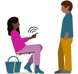 Eine Frau sitzt auf einem Stuhl und hält ein iPhone in der Hand, von dem Schallwellen ausgehen. Ein Mann steht vor ihr und hört zu
