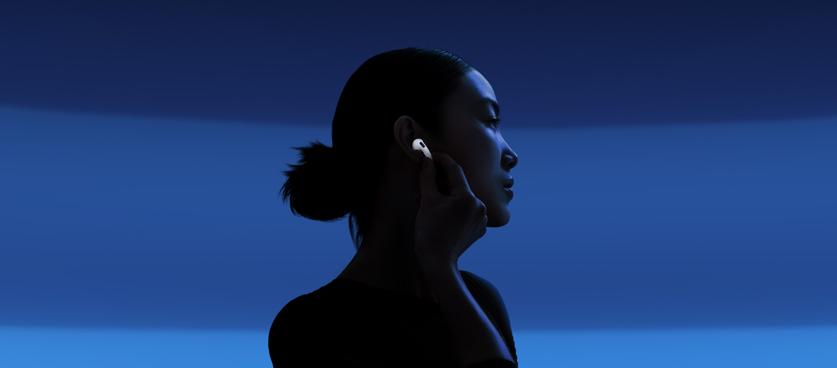 Bir insan, AirPods 5’in alt ucuna dokunarak Aktif Gürültü Engelleme özelliğini etkinleştiriyor