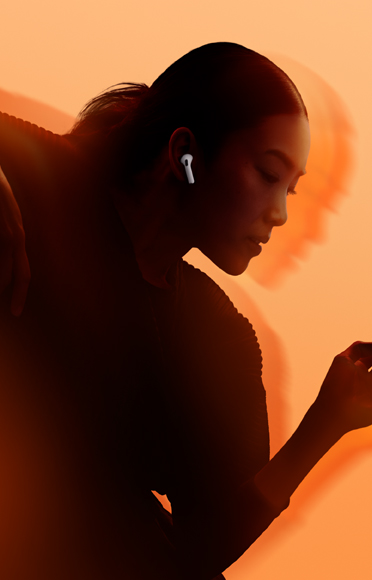 AirPods 5 takmış bir kişi, kolları bükülmüş, çok renkli arka plan