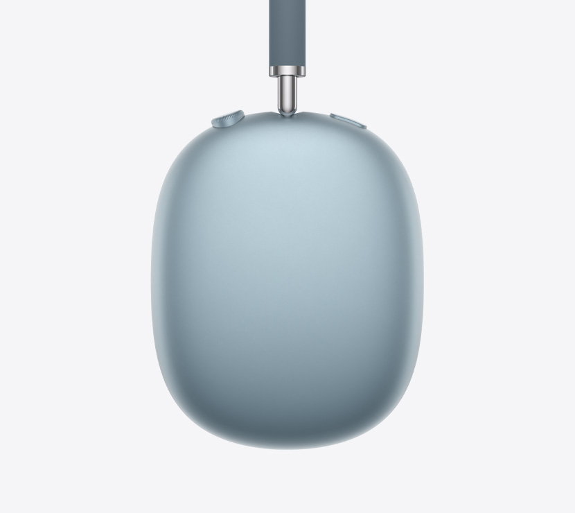 Slúchadlá AirPods Max 2, pohľad zboku, modrá farba, detailný záber na teleskopické rameno, náušník, korunku Digital Crown a tlačidlo potláčania hluku