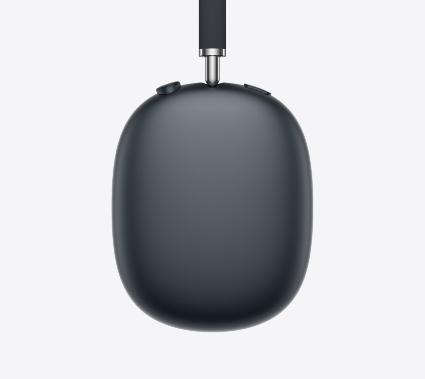 Slúchadlá AirPods Max 2, pohľad zboku, polnočná farba, detailný záber na teleskopické rameno, náušník, korunku Digital Crown a tlačidlo potláčania hluku