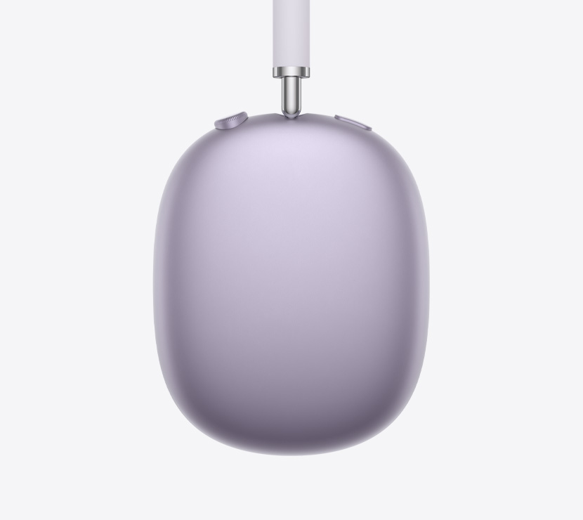 Slúchadlá AirPods Max 2, pohľad zboku, fialová farba, detailný záber na teleskopické rameno, náušník, korunku Digital Crown a tlačidlo potláčania hluku
