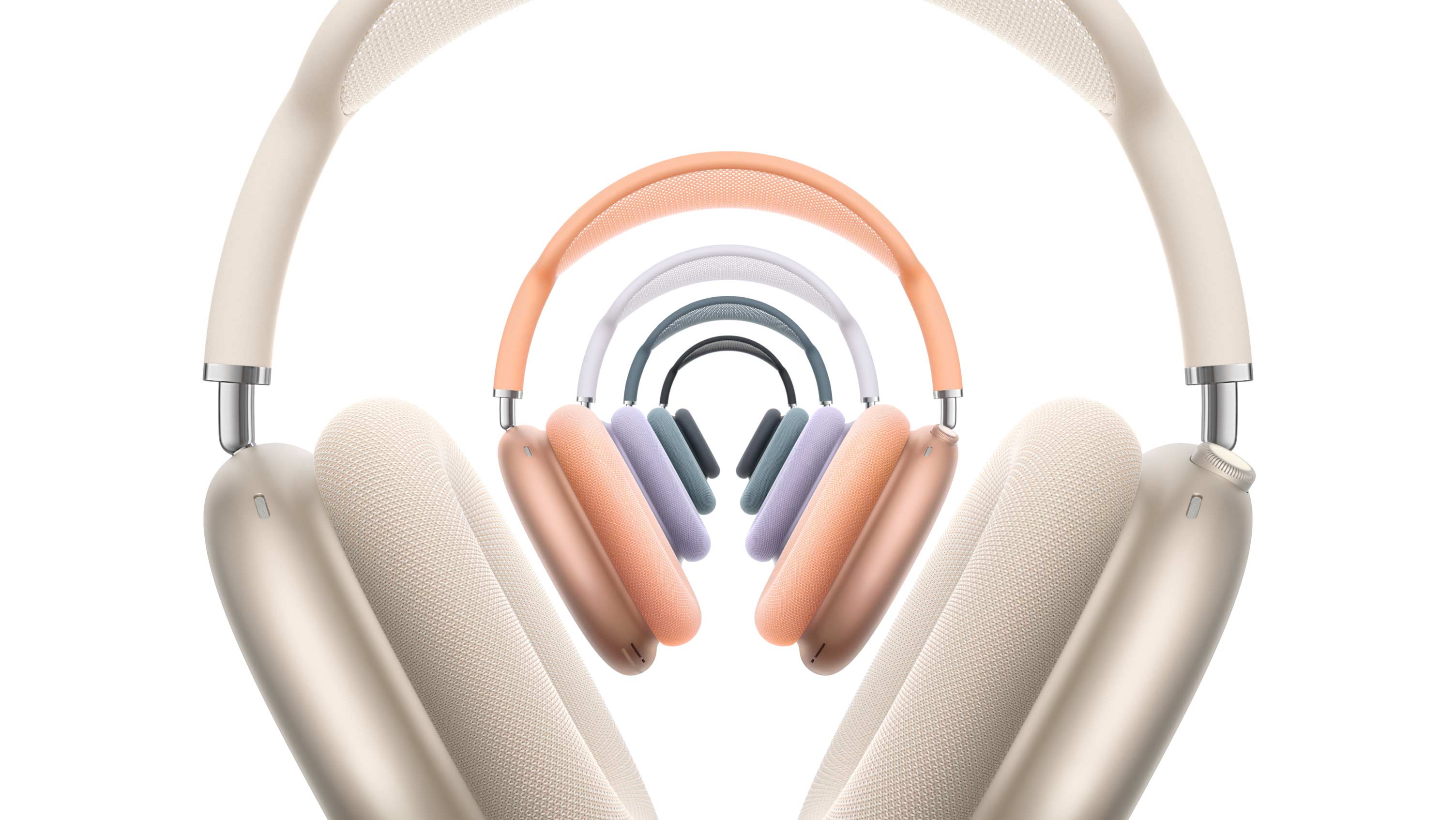 Päť párov slúchadiel AirPods Max 2 v zákryte pri pohľade spredu v hviezdnej bielej, oranžovej, fialovej, modrej a polnočnej farbe