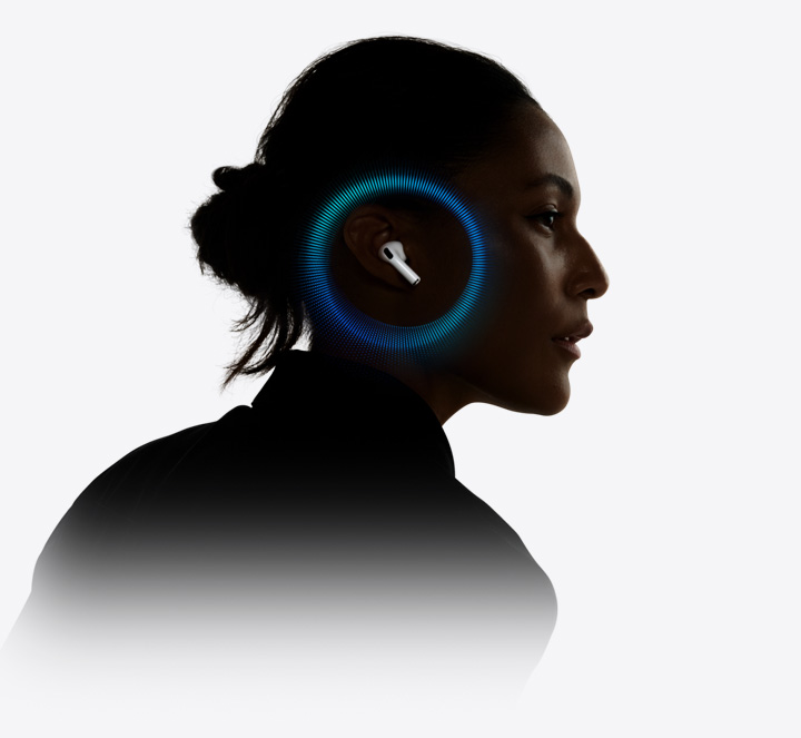 Човек с AirPods Pro 3 със звукови вълни, носещи се около ухото му.