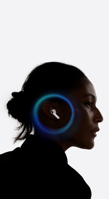 Osoba s nasadenými slúchadlami AirPods Pro 3 a so zvukovými vlnami okolo ucha