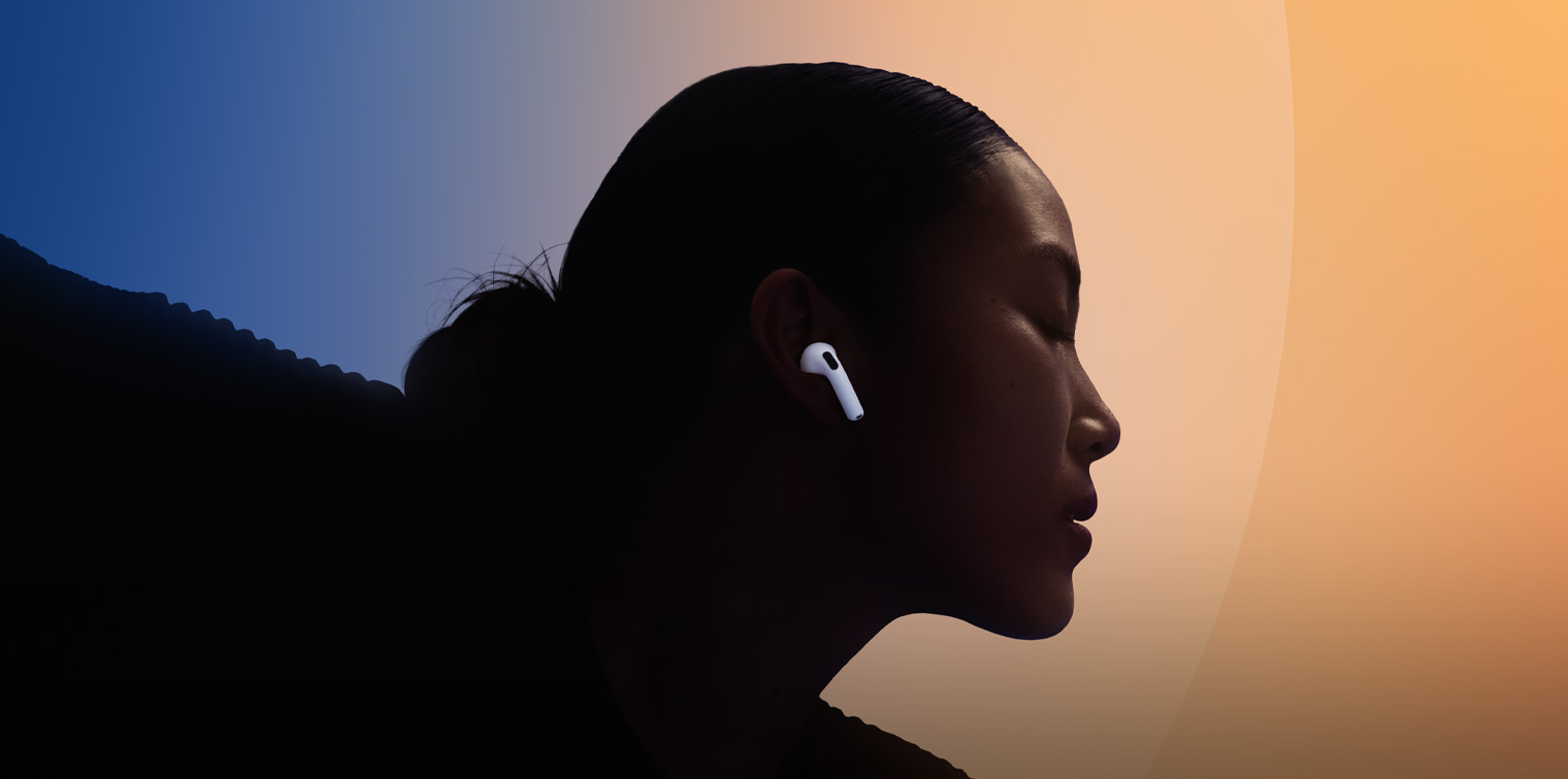 Tancujúca žena s nasadenými slúchadlami AirPods