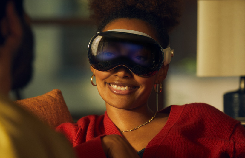Une personne porte un Apple Vision Pro, les yeux visibles à travers le verre de la face avant