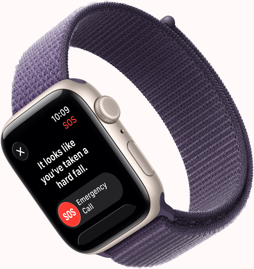 Apple Watch SE 3, alumīnija ietvars, zvaigžņu krāsa, SOS kritienu noteikšanas paziņojums, palīdzības izsaukšanas un I'm OK pogas, ārpuses labais sāns, Digital Crown, mikrofons, sānu poga, siksniņa, Sport Loop, dūmakaini violeta krāsa