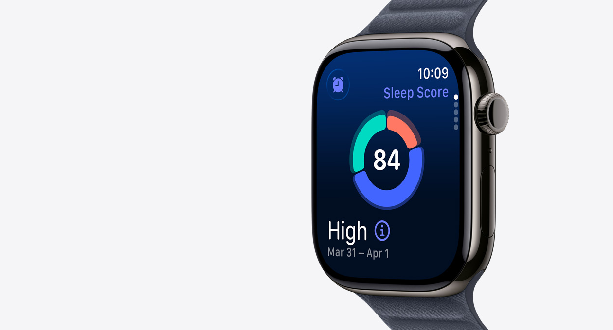 Apple Watch Series 11, slānekļa pelēks, titāna ietvars, ekrānā redzama miega rādītāju apļveida diagramma, labais sāns, Digital Crown, siksniņa, tumšzils Magnetic Link