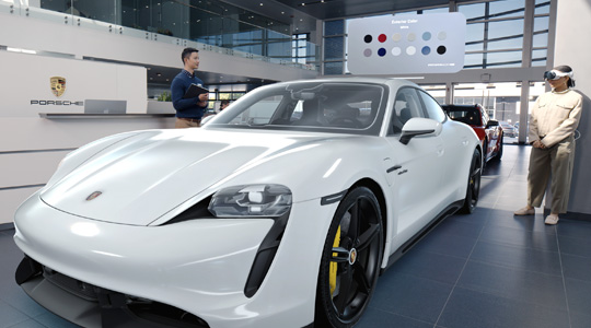 Dans une salle d’exposition de Porsche, une personne portant un Apple Vision Pro regarde la représentation 3D d’une voiture sport et parle à une personne employée