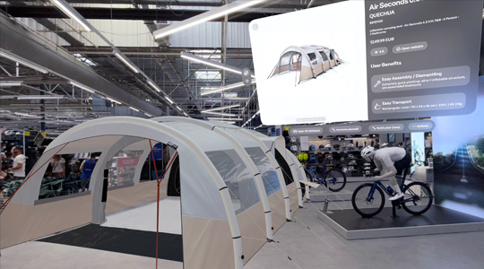 Représentation 3D d’une tente de camping dans la salle d’exposition d’un magasin d’équipement sportif, avec une fenêtre flottante affichant des renseignements supplémentaires sur le produit