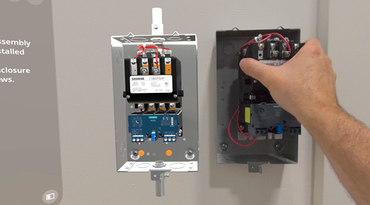 Une main installe un boîtier de connecteur avec des fils au mur, près d’une représentation 3D du même dispositif