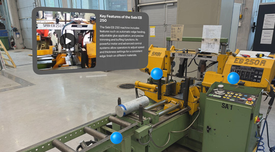 Une grosse machine dans un entrepôt, avec une fenêtre 3D affichant les principales caractéristiques de la scie Sabi EB 250