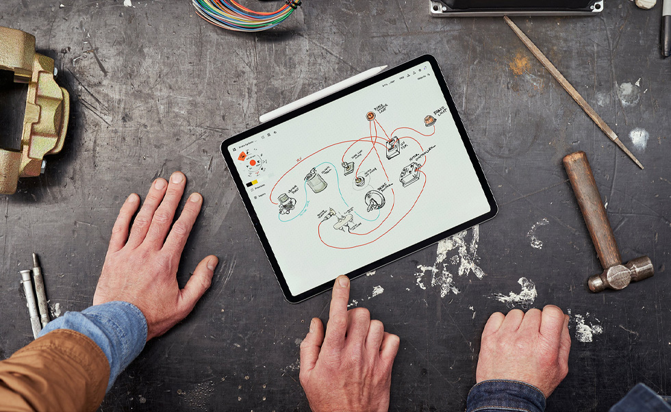 El equipo usa el iPhone, el iPad y el Apple Pencil para escanear vehículos, crear tableros de inspiración y diseñar modelos 3D.