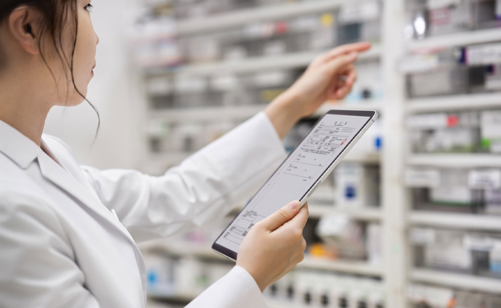 La app Nagomi INDEX para iPadOS permite encontrar rápidamente los medicamentos en las estanterías.
