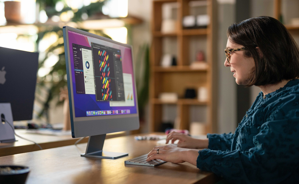 一名設計師在 Mac 上製作訂製設計。 
