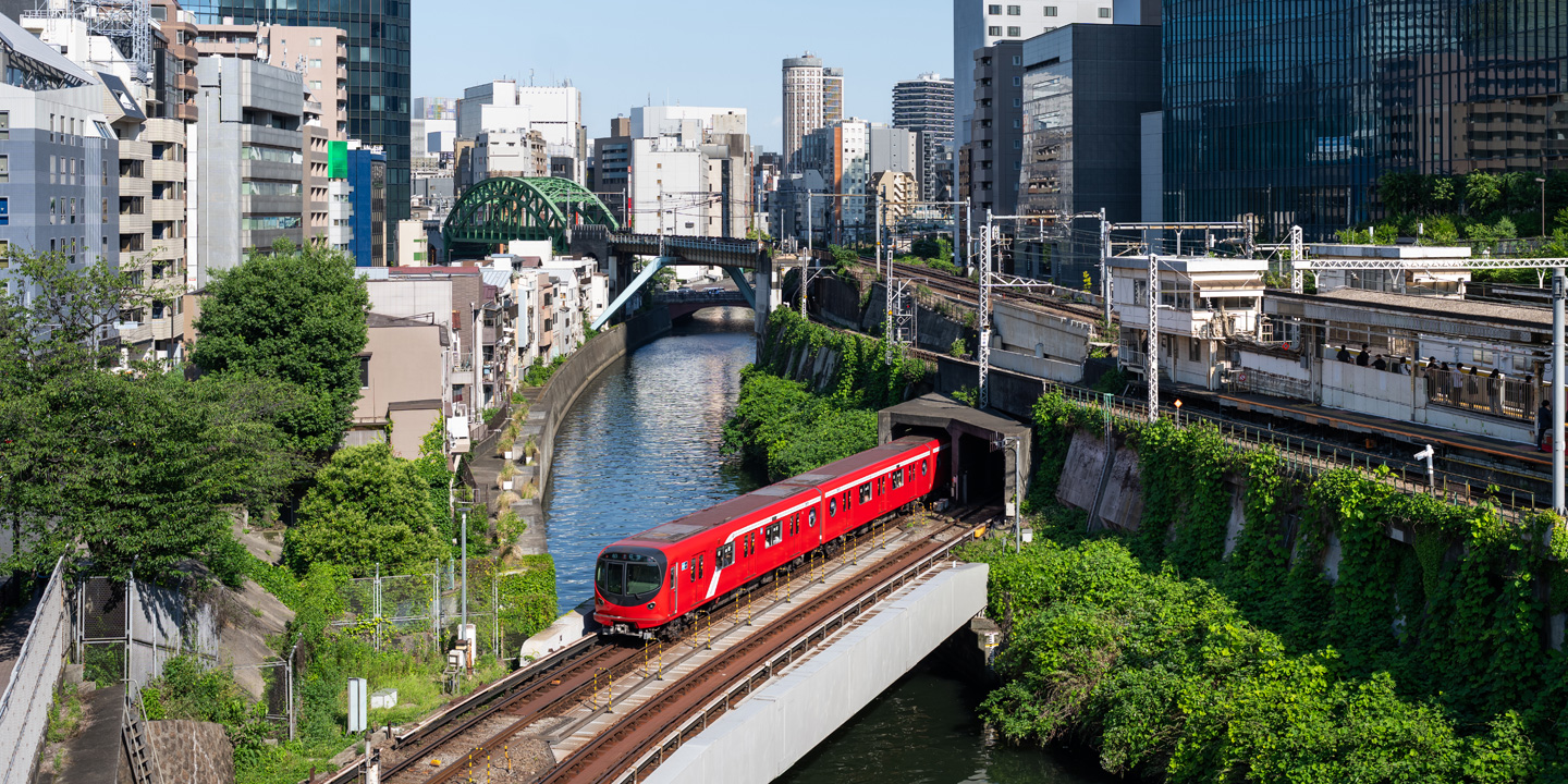 Et innblikk i Tokyo Metro, inkludert tog som krysser broer, daglig drift og vedlikehold.