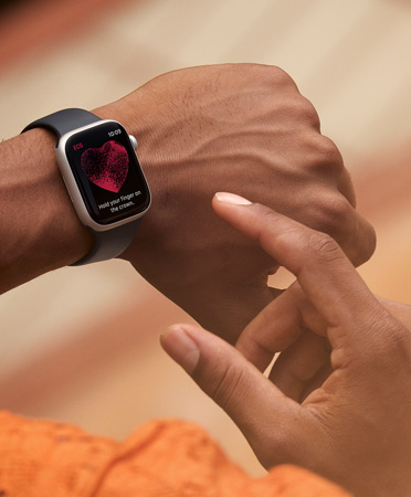 Seseorang menggunakan Apple Watch Series 11 untuk melakukan pengukuran EKG di mana saja