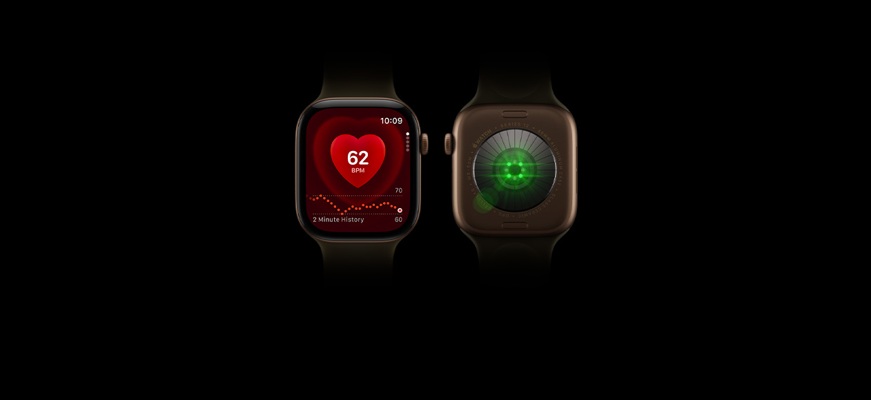 Två Apple Watch Series 12-enheter, aluminiumboett i färgen mörk brons med sportband i färgen oliv, den ena med appen Puls på skärmen och den andra med systemet för hälsomätning på baksidan och LED-lampor som lyser grönt