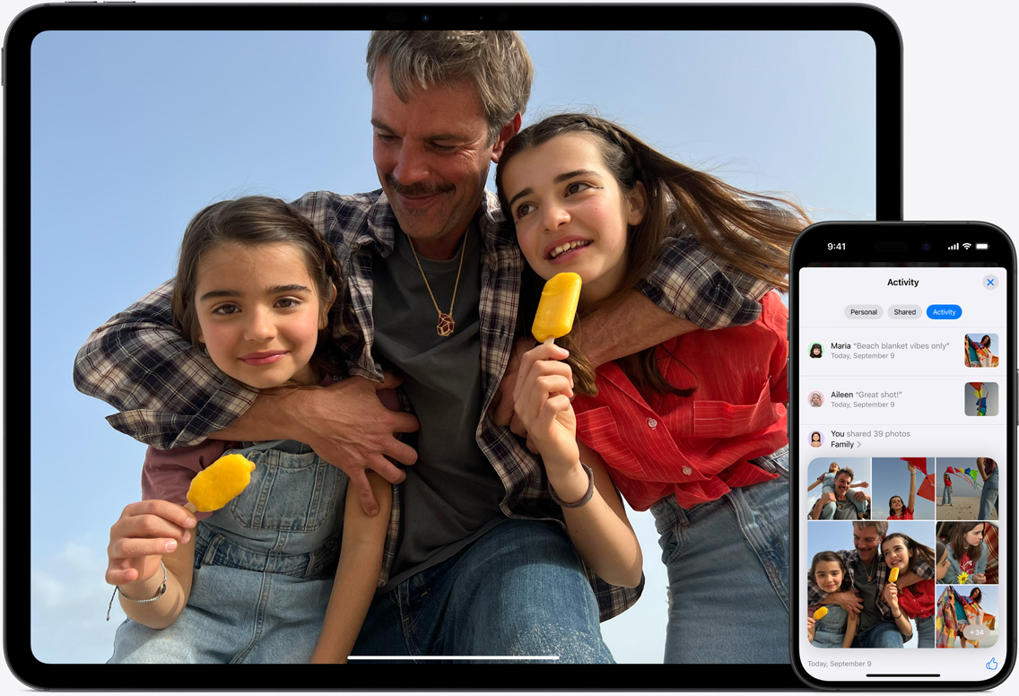 iCloud-foto’s op een iPad- en iPhone-scherm met afbeeldingen van een vader en zijn twee dochters op het strand