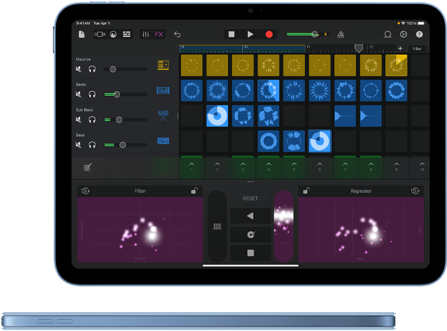 GarageBand på iPad og en blå iPad med matchende Smart Folio-deksel sett fra siden