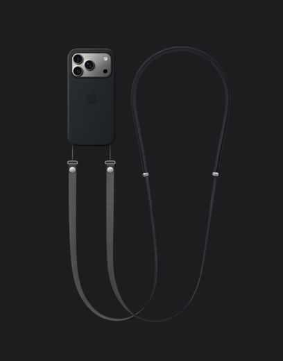 Stražnji prikaz vanjskog izgleda iPhonea 17 Pro u srebrnoj boji s crnom silikonskom maskicom, Magsafe punjačem i tamnosivom trakom za nošenje preko ramena