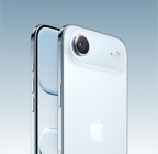 iPhone Air، لون أزرق سماوي، الجانب الخلفي الخارجي بزاوية مائلة، نظام كاميرا Fusion رئيسية في الجزء العلوي، زر التحكم في الكاميرا، الجزء الأمامي الخارجي بتصميم كله شاشة، زر الإجراءات وزرّا ضبط مستوى الصوت