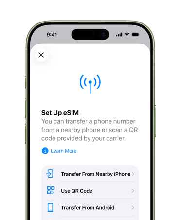 „iPhone 17“ iš priekio, naudojama mobilaus ryšio nustatymo funkcija, kad būtų galima lengvai perkelti telefono numerį su „eSIM“