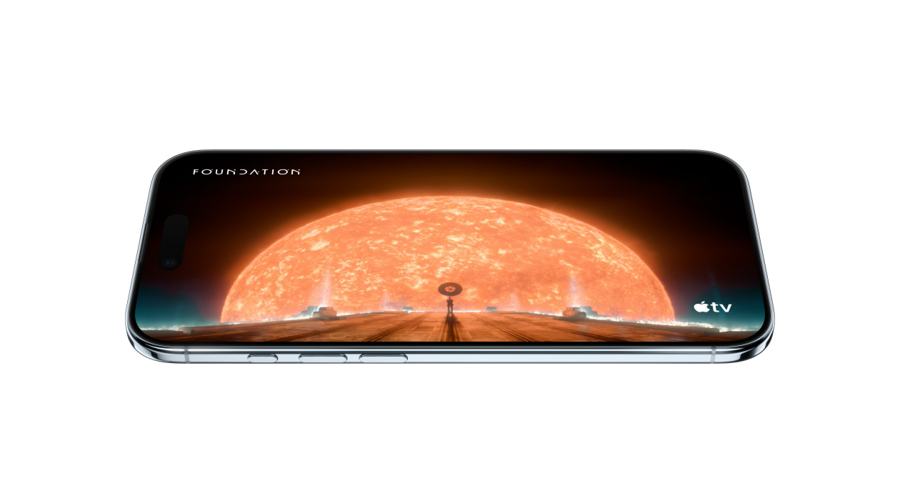 „iPhone Air“, priekinė pusė, šoninė pusė, rodanti scenos kadrą iš „Apple TV“ serialo „Foundation“
