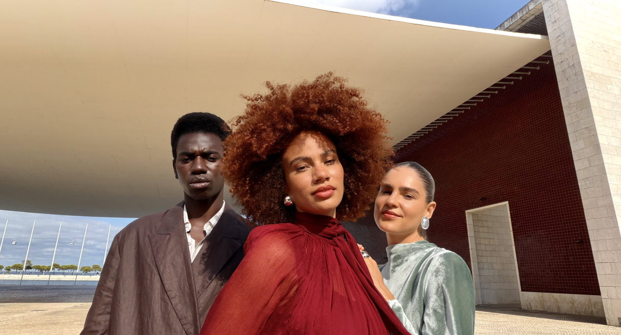 Funkcija Funkcija „Dėmesio centre“ nuotraukoms, išryškinanti kelių žmonių veidus