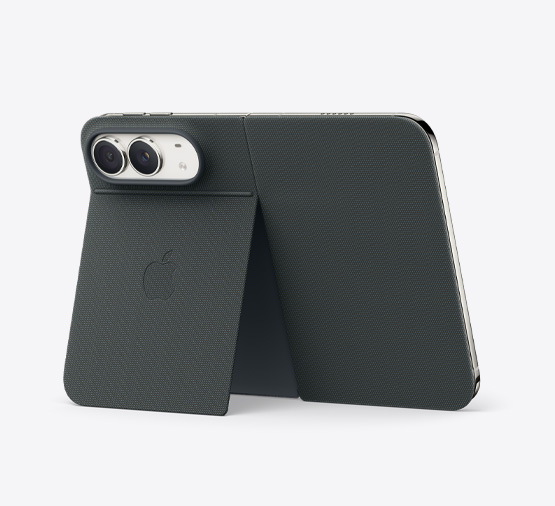 iPhone Duo, finition blanc stellaire, appuyé sur le Folio marine avec support, complètement ouvert à l’horizontale ; la face extérieure arrière met en évidence la double caméra Fusion 48 MP, deux objectifs