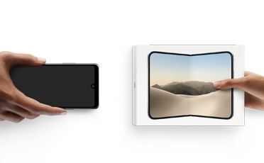 يدان تتبادلان هاتفين، هاتف Android على اليسار من دون علبة، وعلى اليمين iPhone Duo جديد داخل علبته